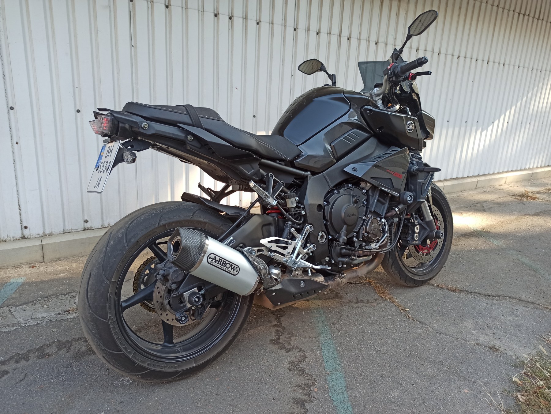 Yamaha FZ-10 2017 фото :: Мотосалон MotoHit - мотоцикли, екіпірування, запчастини.
