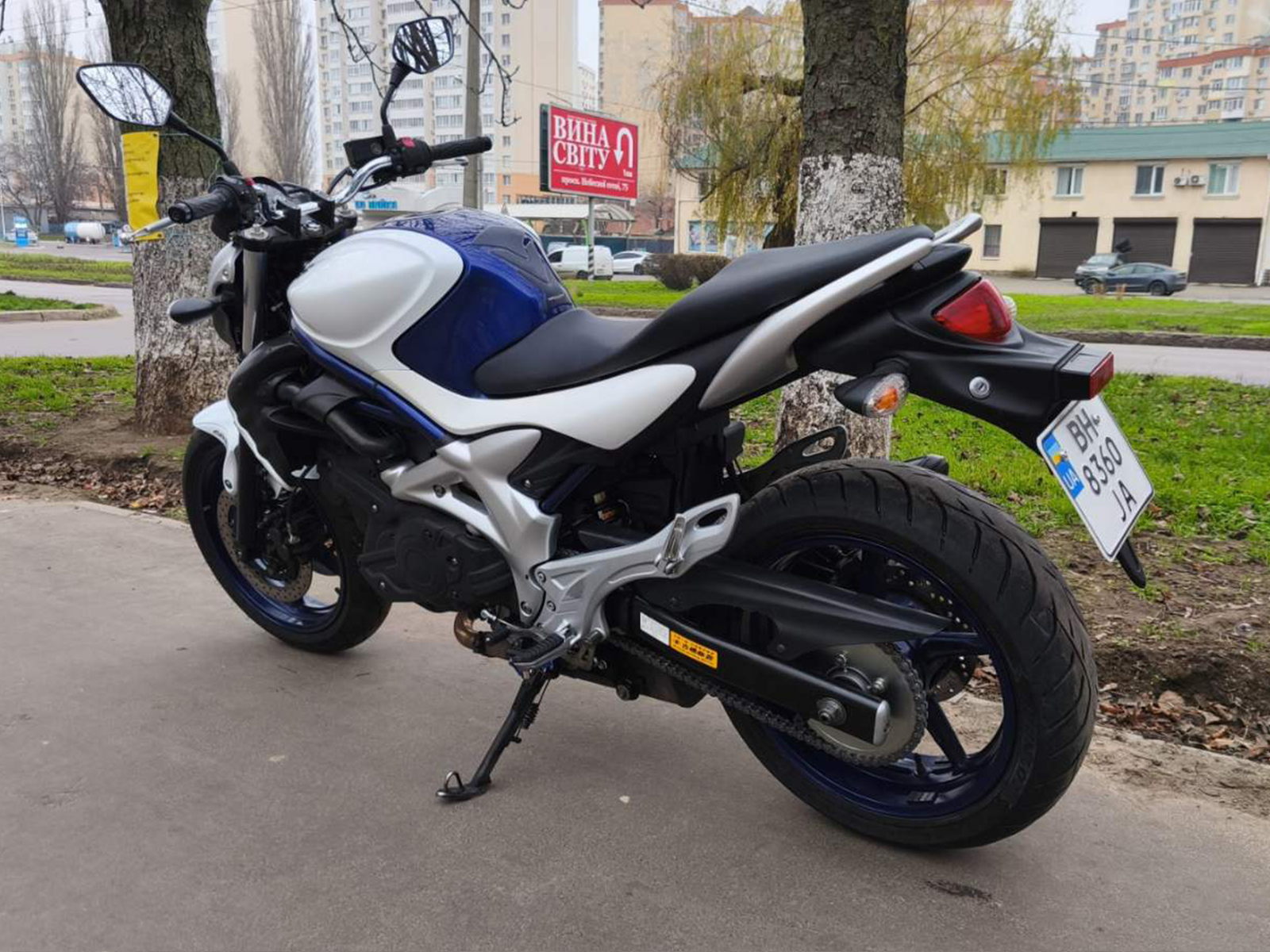 Мотоцикл Suzuki Gladius SFV 400 ABS 2010 фото :: Мотосалон MotoHit - мотоцикли, екіпірування, запчастини.