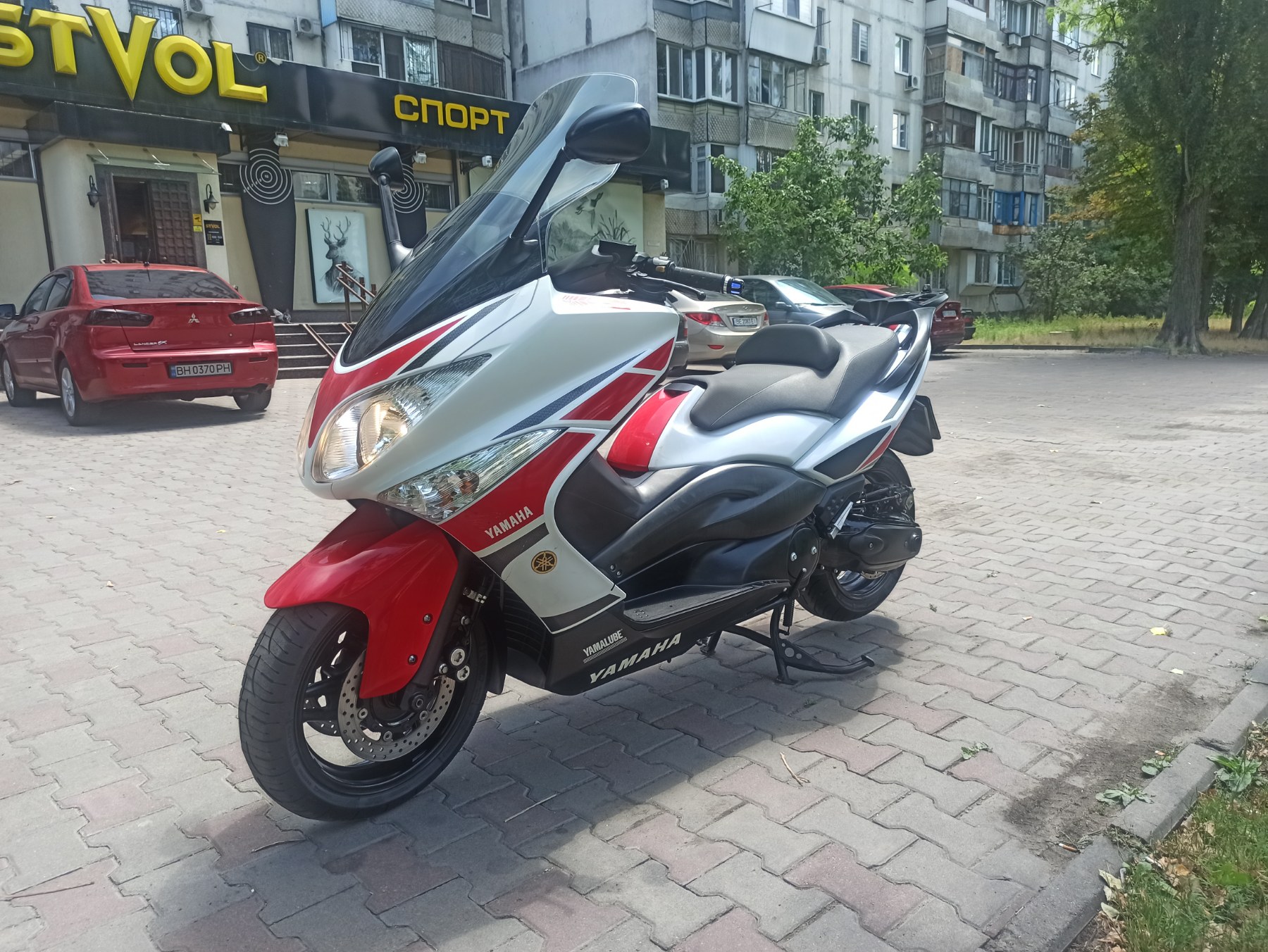 Yamaha T-Max 500 2011 фото :: Мотосалон MotoHit - мотоцикли, екіпірування, запчастини.