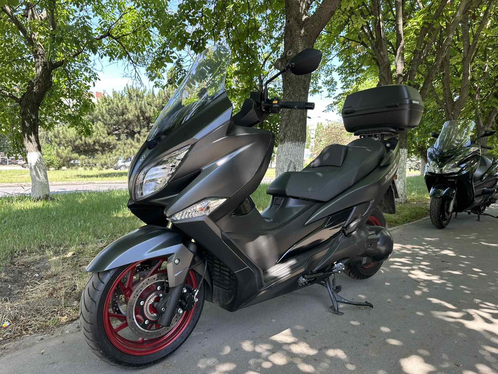 Максискутер Suzuki Burgman 400 2018 ABS фото. Мотосалон МотоХит - мотоциклы, экипировка, запчасти.