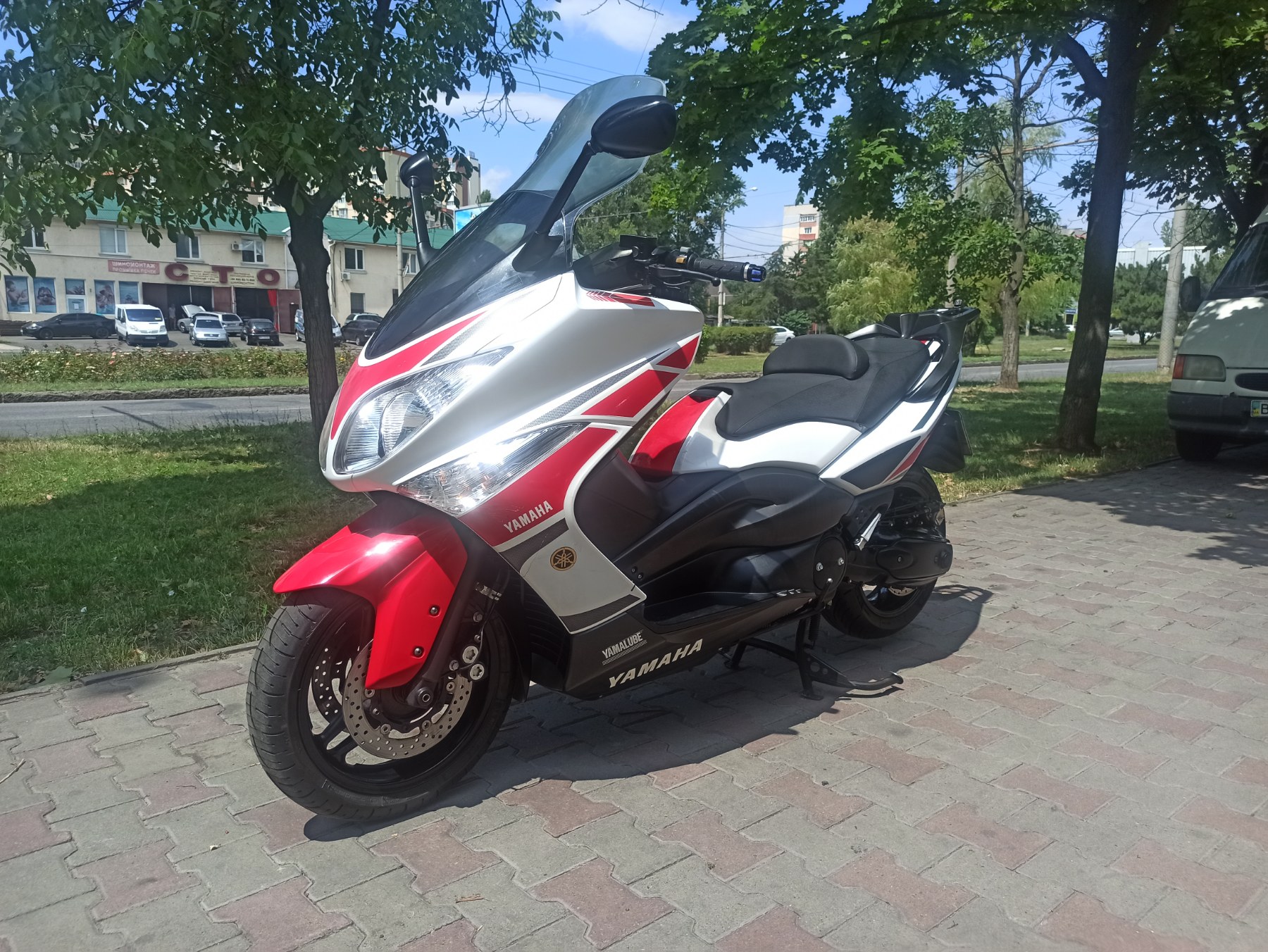 Yamaha T-Max 500 2011 фото :: Мотосалон MotoHit - мотоцикли, екіпірування, запчастини.