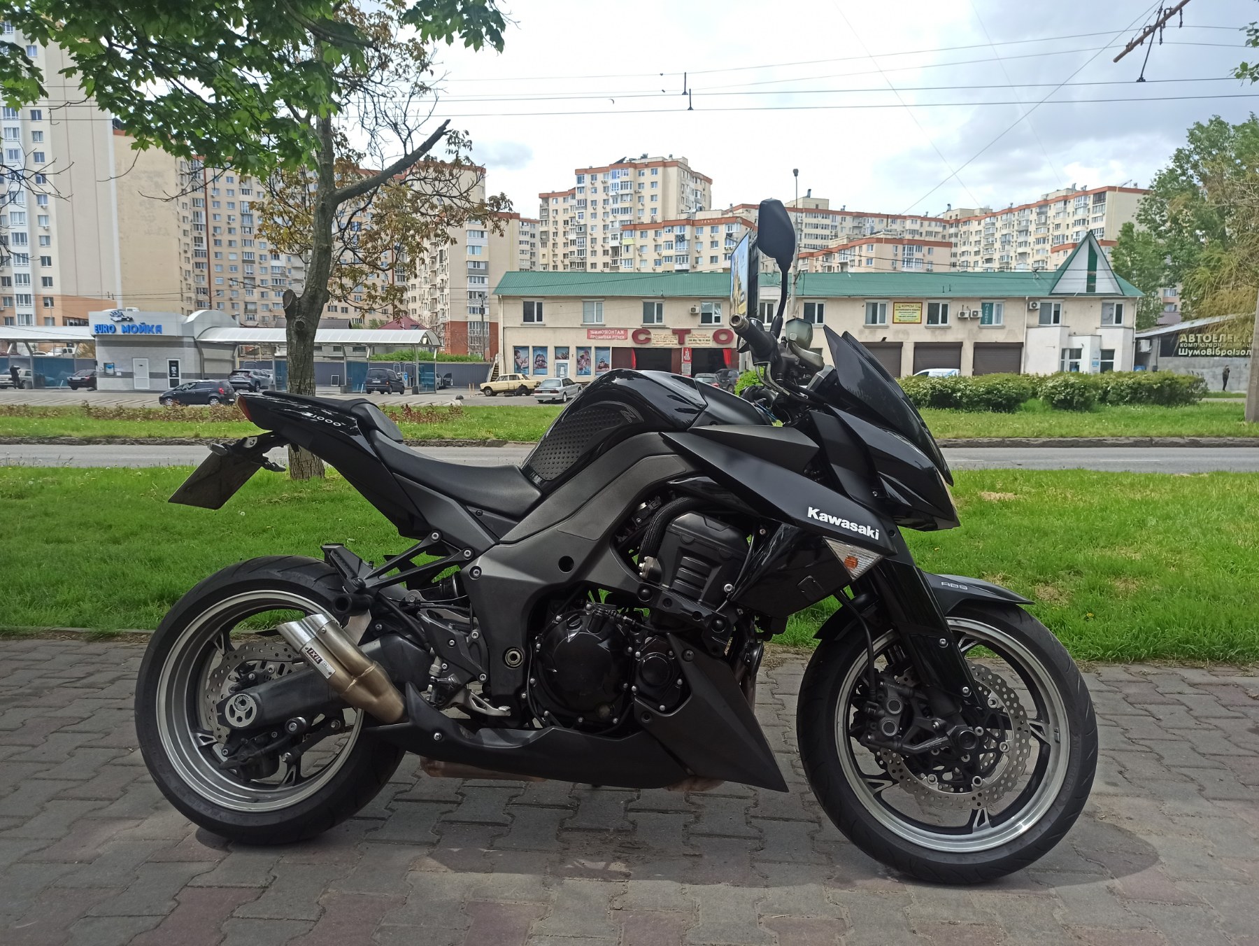 Kawasaki Z 1000 2011 фото :: Мотосалон MotoHit - мотоцикли, екіпірування, запчастини.