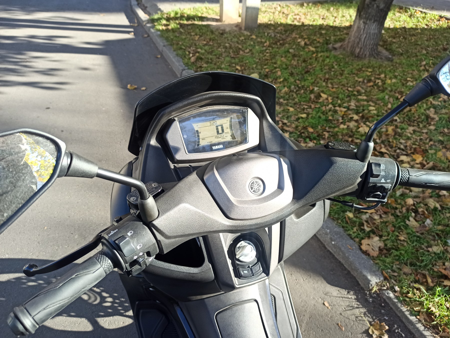 Максі скутер  Yamaha N-Max 125 2021 фото :: Мотосалон MotoHit - мотоцикли, екіпірування, запчастини.