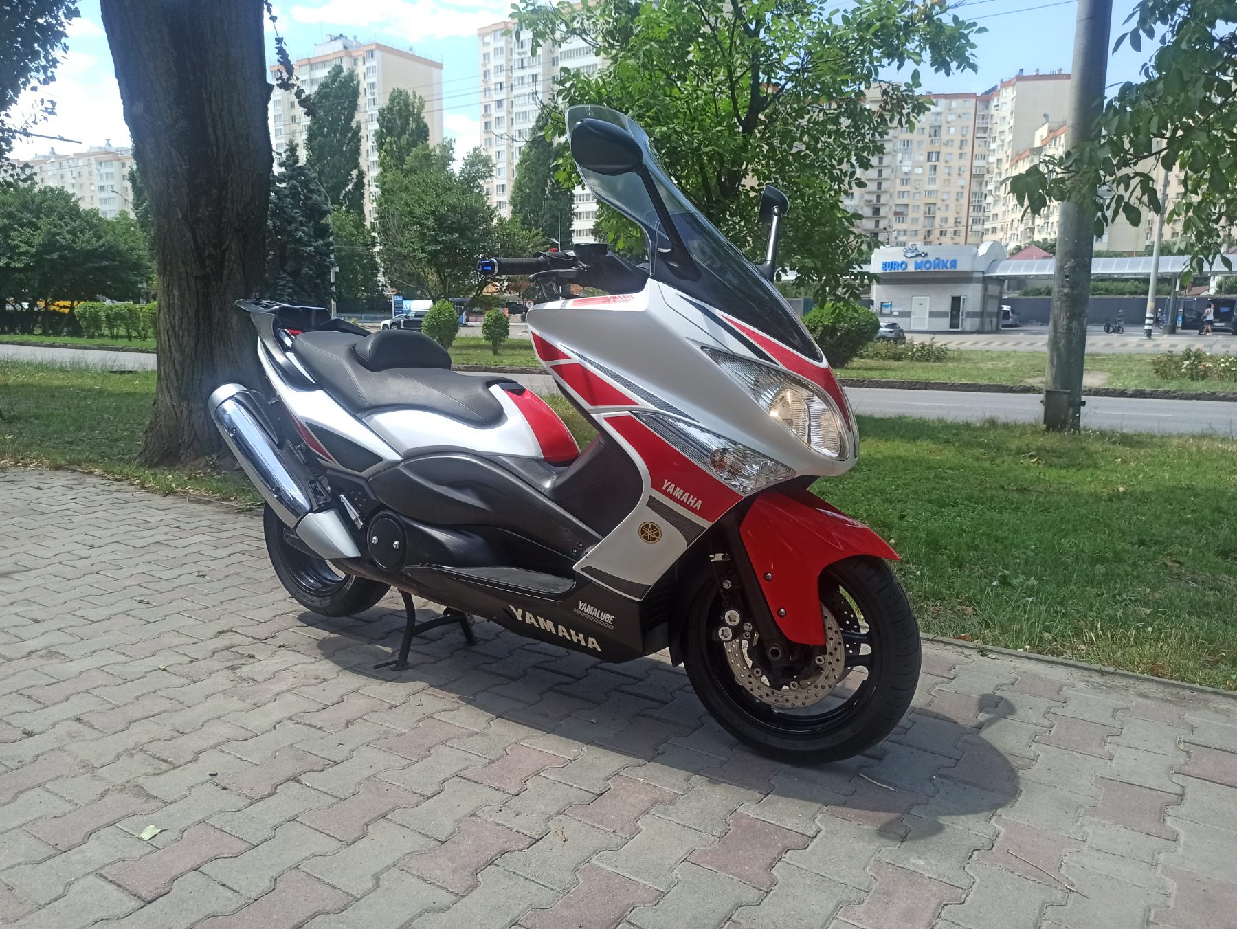 Yamaha T-Max 500 2011 фото :: Мотосалон MotoHit - мотоцикли, екіпірування, запчастини.