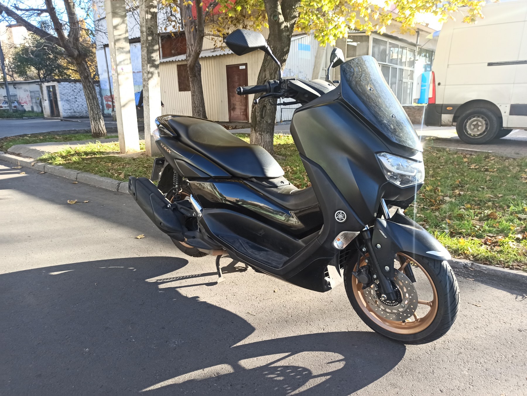 Максі скутер  Yamaha N-Max 125 2021 фото :: Мотосалон MotoHit - мотоцикли, екіпірування, запчастини.