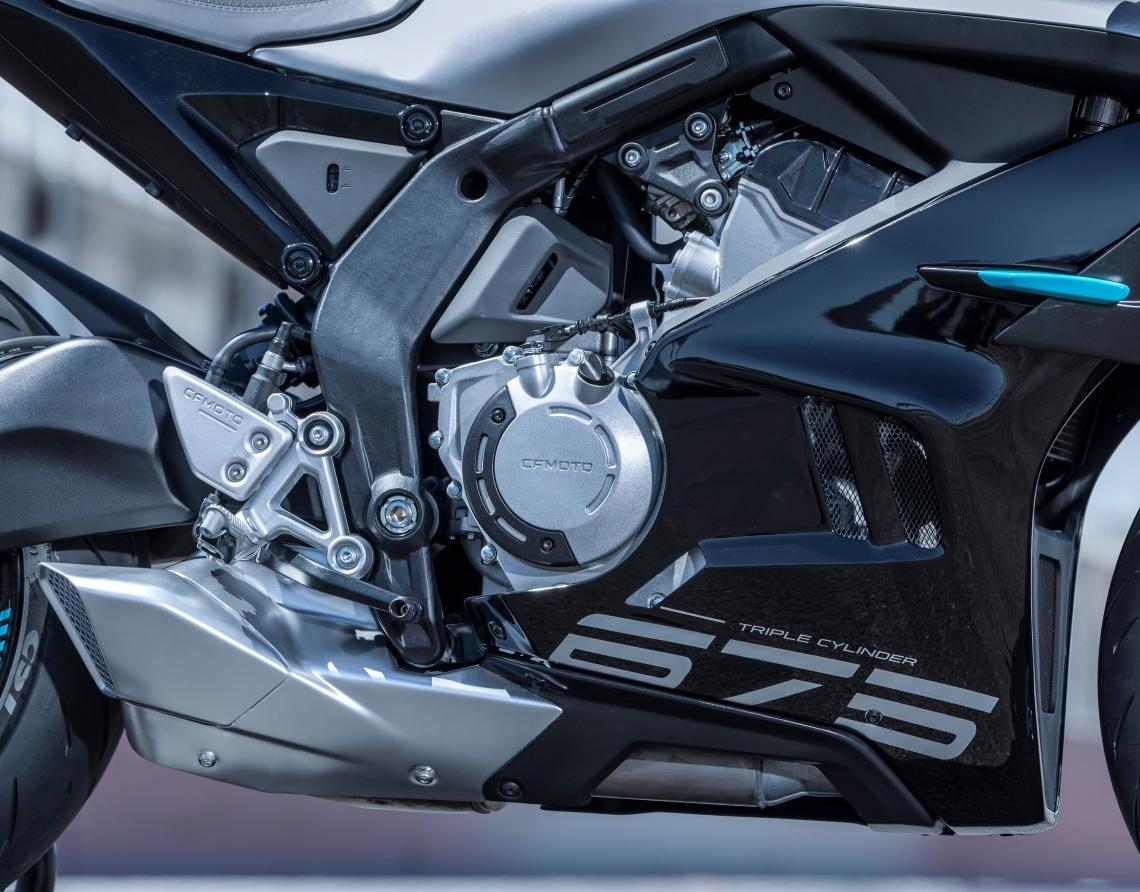 CFMOTO 675SR-R фото :: Мотосалон MotoHit - мотоцикли, екіпірування, запчастини.