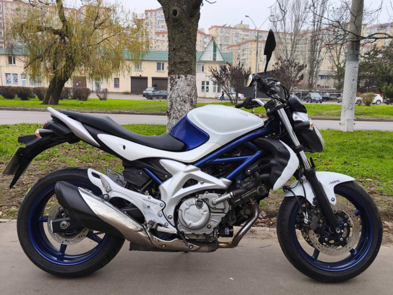 Мотоцикл Suzuki Gladius SFV 400 ABS 2010 фото :: Мотосалон MotoHit - мотоцикли, екіпірування, запчастини.
