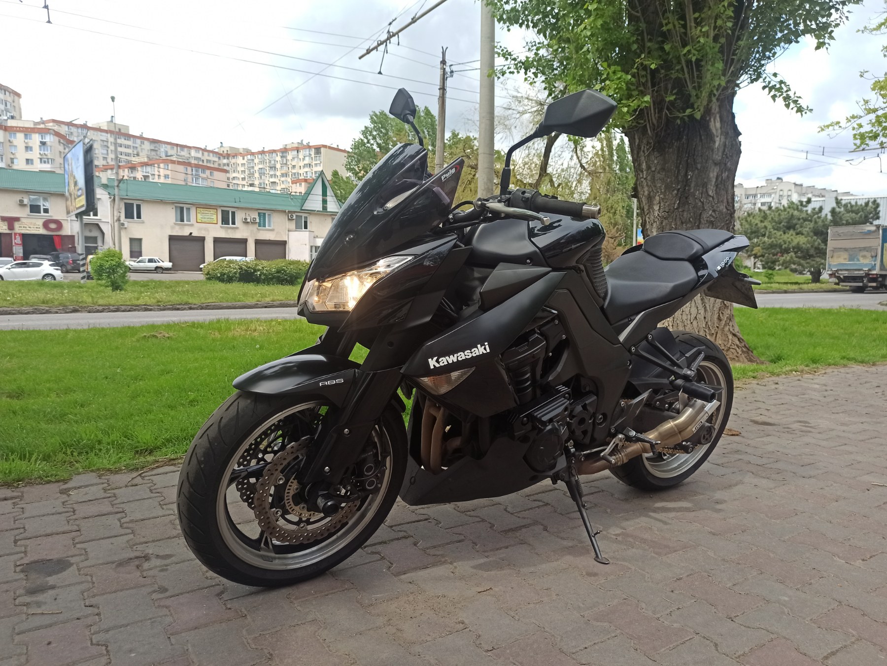 Kawasaki Z 1000 2011 фото :: Мотосалон MotoHit - мотоцикли, екіпірування, запчастини.