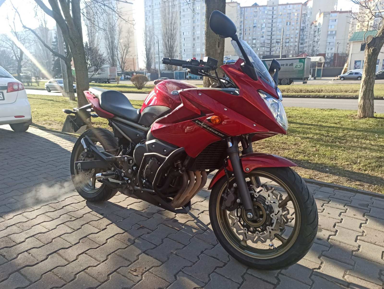Мотоцикл Yamaha XJ6 Diversion S 2009 фото :: Мотосалон MotoHit - мотоцикли, екіпірування, запчастини.