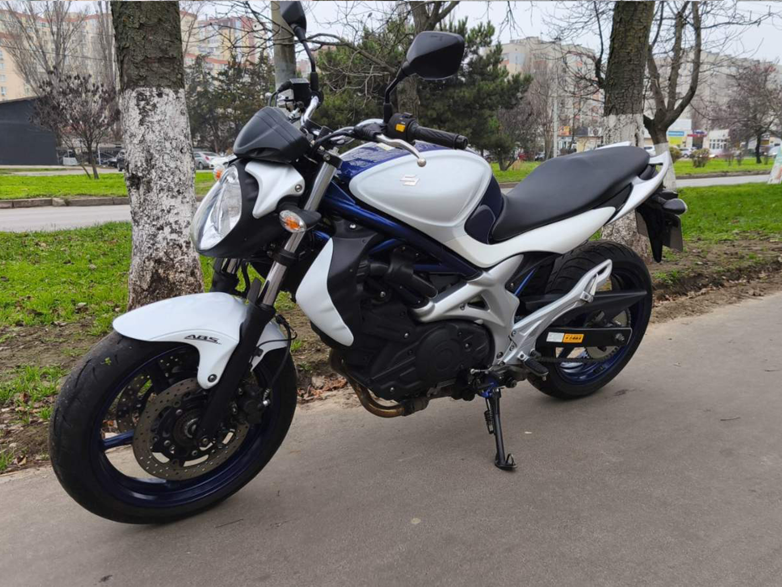 Мотоцикл Suzuki Gladius SFV 400 ABS 2010 фото :: Мотосалон MotoHit - мотоцикли, екіпірування, запчастини.