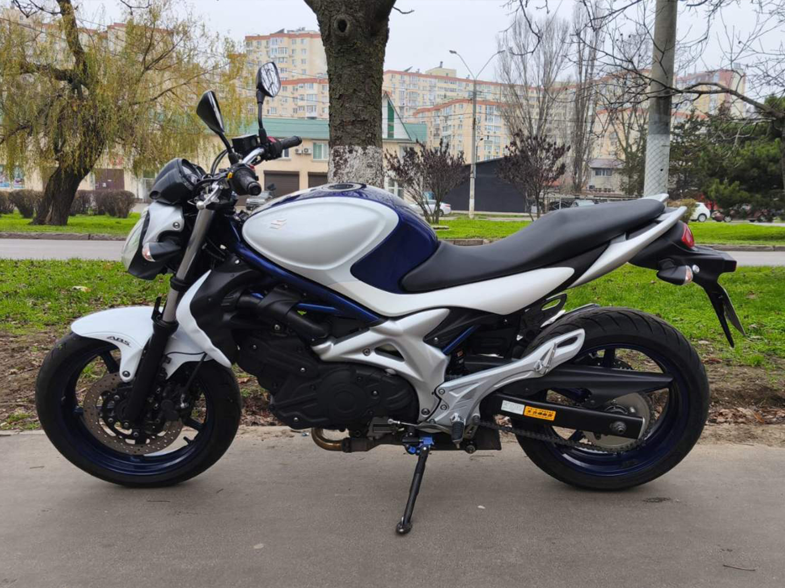 Мотоцикл Suzuki Gladius SFV 400 ABS 2010 фото :: Мотосалон MotoHit - мотоцикли, екіпірування, запчастини.