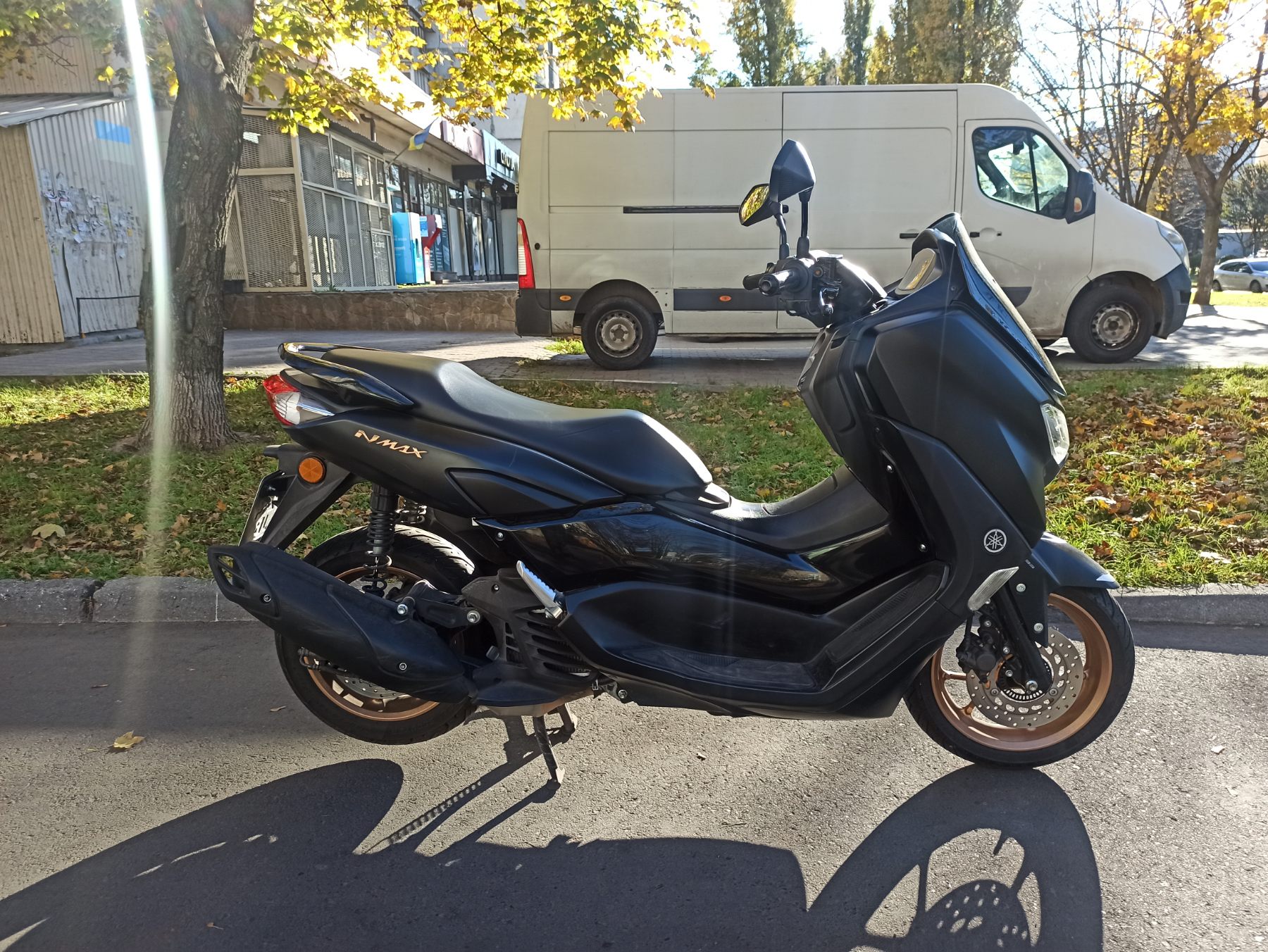 Максі скутер  Yamaha N-Max 125 2021 фото :: Мотосалон MotoHit - мотоцикли, екіпірування, запчастини.