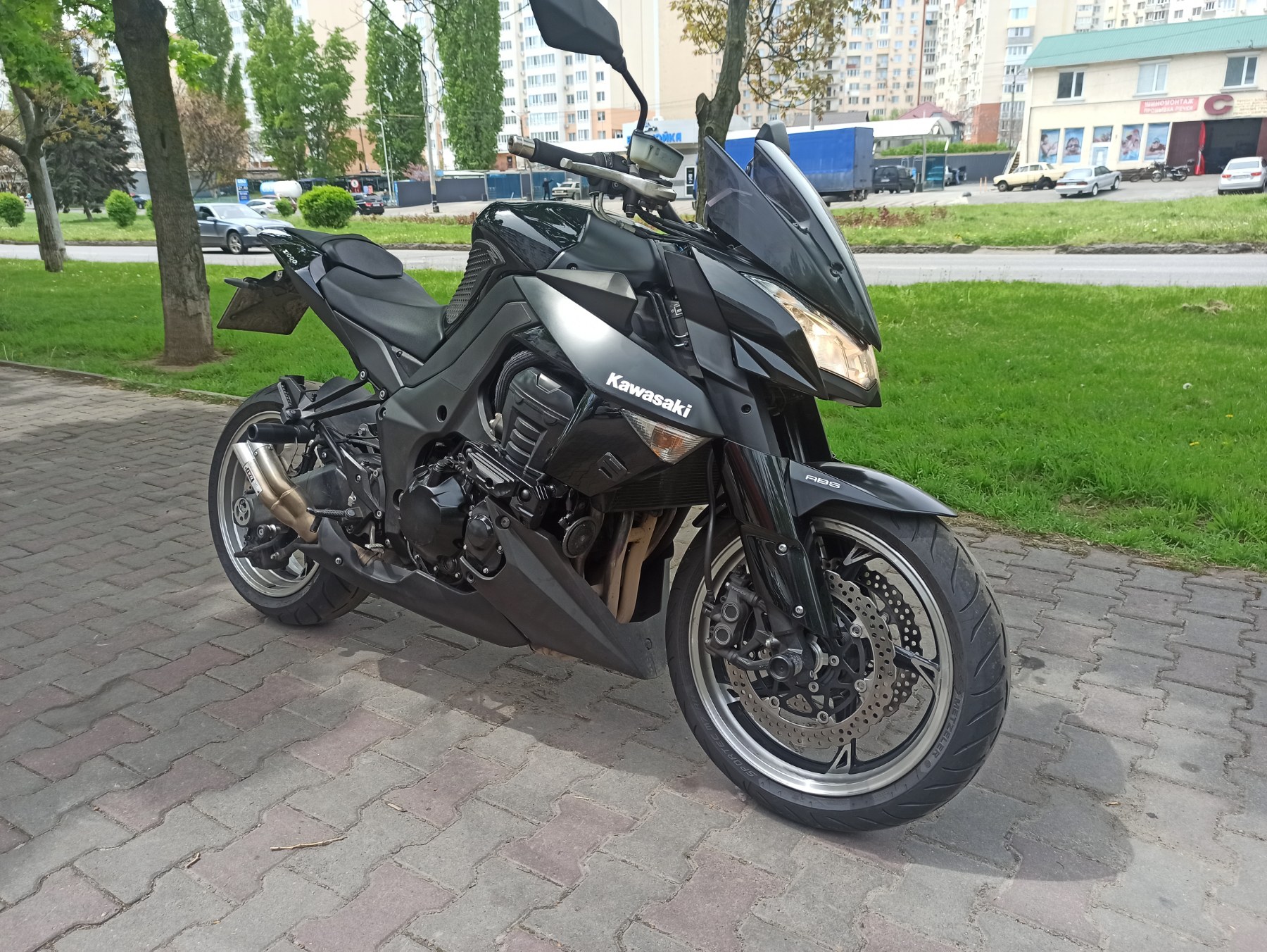Kawasaki Z 1000 2011 фото :: Мотосалон MotoHit - мотоцикли, екіпірування, запчастини.