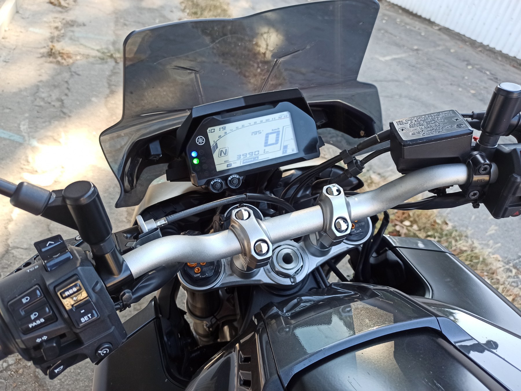 Yamaha FZ-10 2017 фото :: Мотосалон MotoHit - мотоцикли, екіпірування, запчастини.