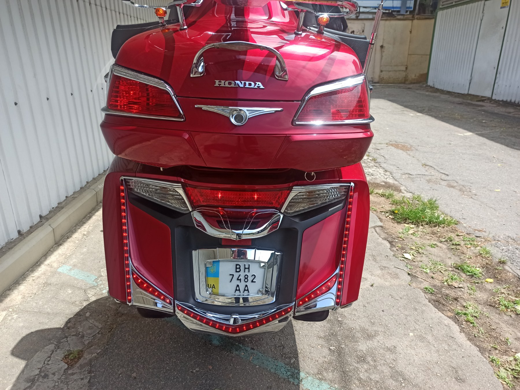 Мотоцикл Honda GoldWing 1800 2013 фото. Мотосалон МотоХит - мотоциклы, экипировка, запчасти.