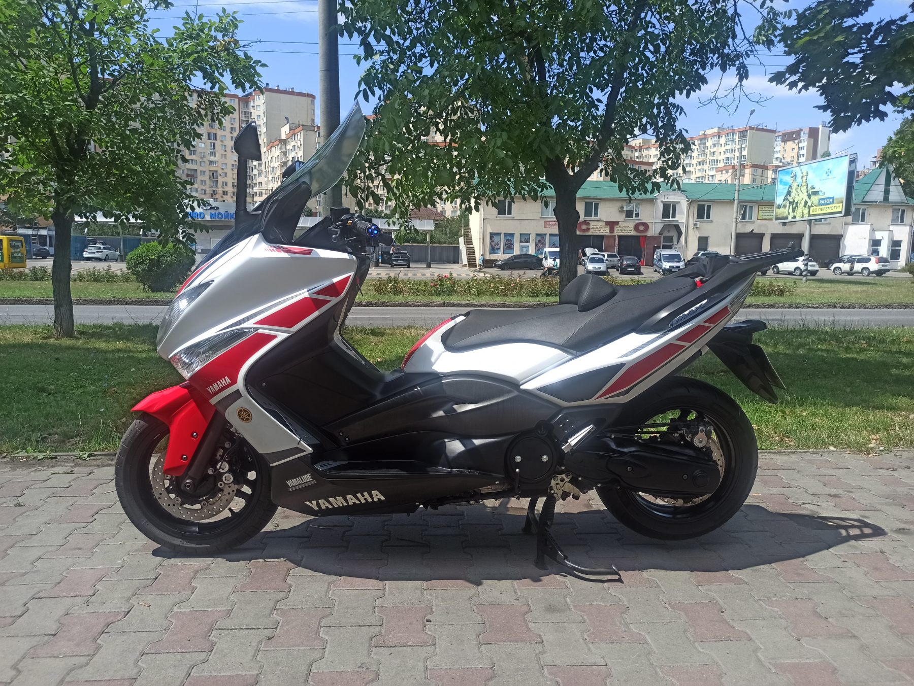 Yamaha T-Max 500 2011 фото :: Мотосалон MotoHit - мотоцикли, екіпірування, запчастини.