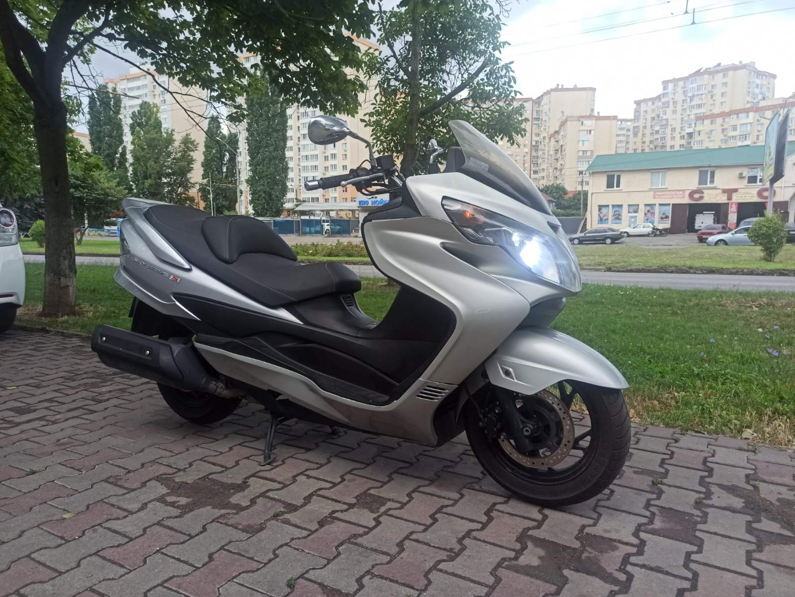  Suzuki Skywave 250 Type-S 2010 фото :: Мотосалон MotoHit - мотоцикли, екіпірування, запчастини.