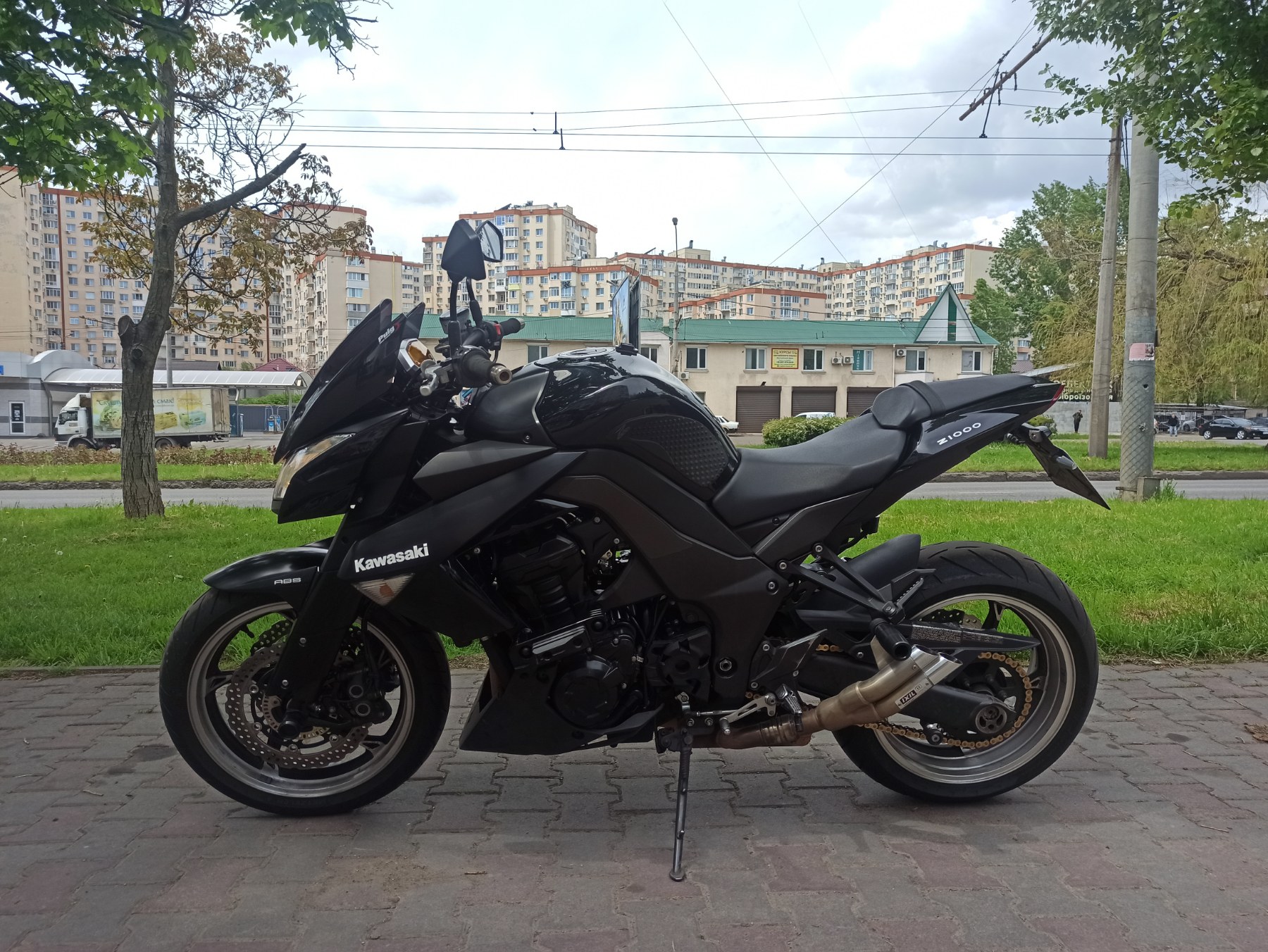 Kawasaki Z 1000 2011 фото :: Мотосалон MotoHit - мотоцикли, екіпірування, запчастини.