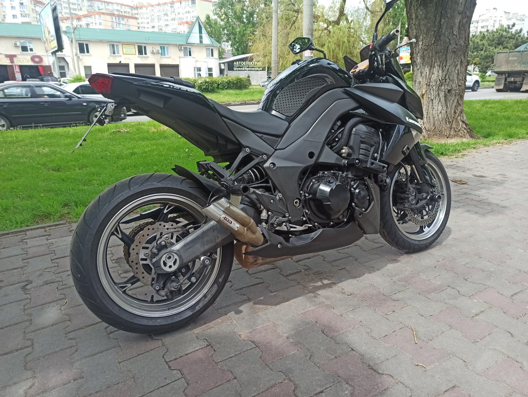 Kawasaki Z 1000 2011 фото :: Мотосалон MotoHit - мотоцикли, екіпірування, запчастини.