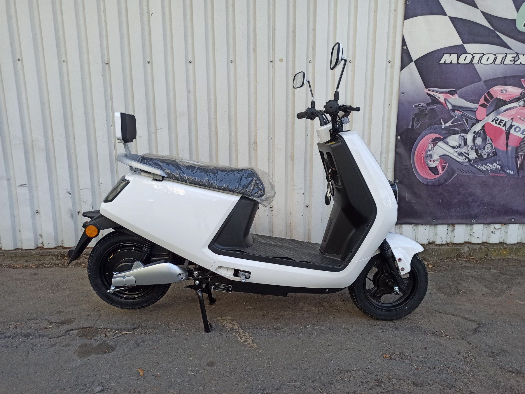 Електроскутер  UNITWO Future фото :: Мотосалон MotoHit - мотоцикли, екіпірування, запчастини.