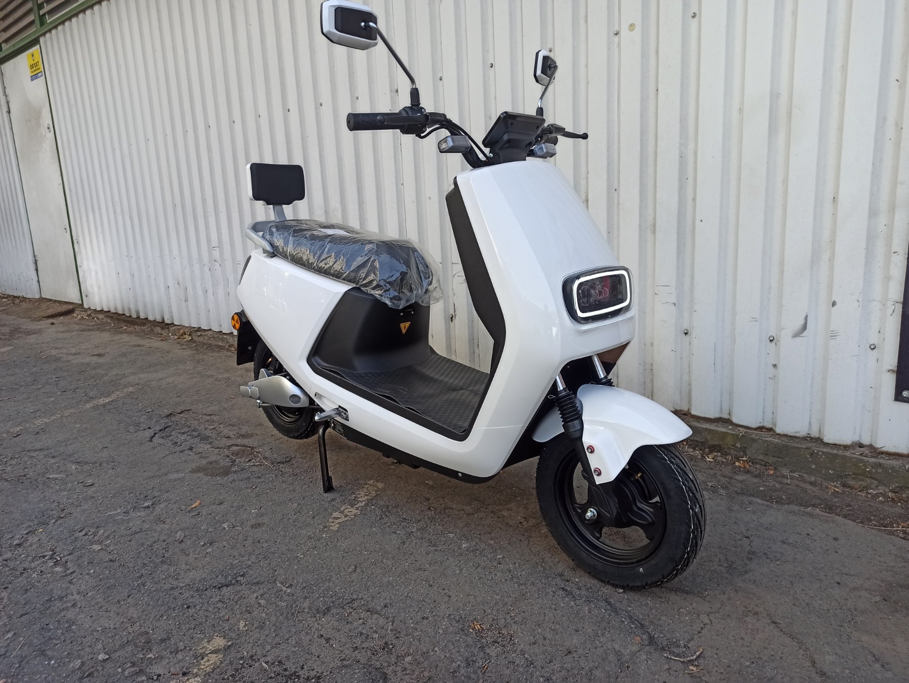 Електроскутер  UNITWO Future фото :: Мотосалон MotoHit - мотоцикли, екіпірування, запчастини.