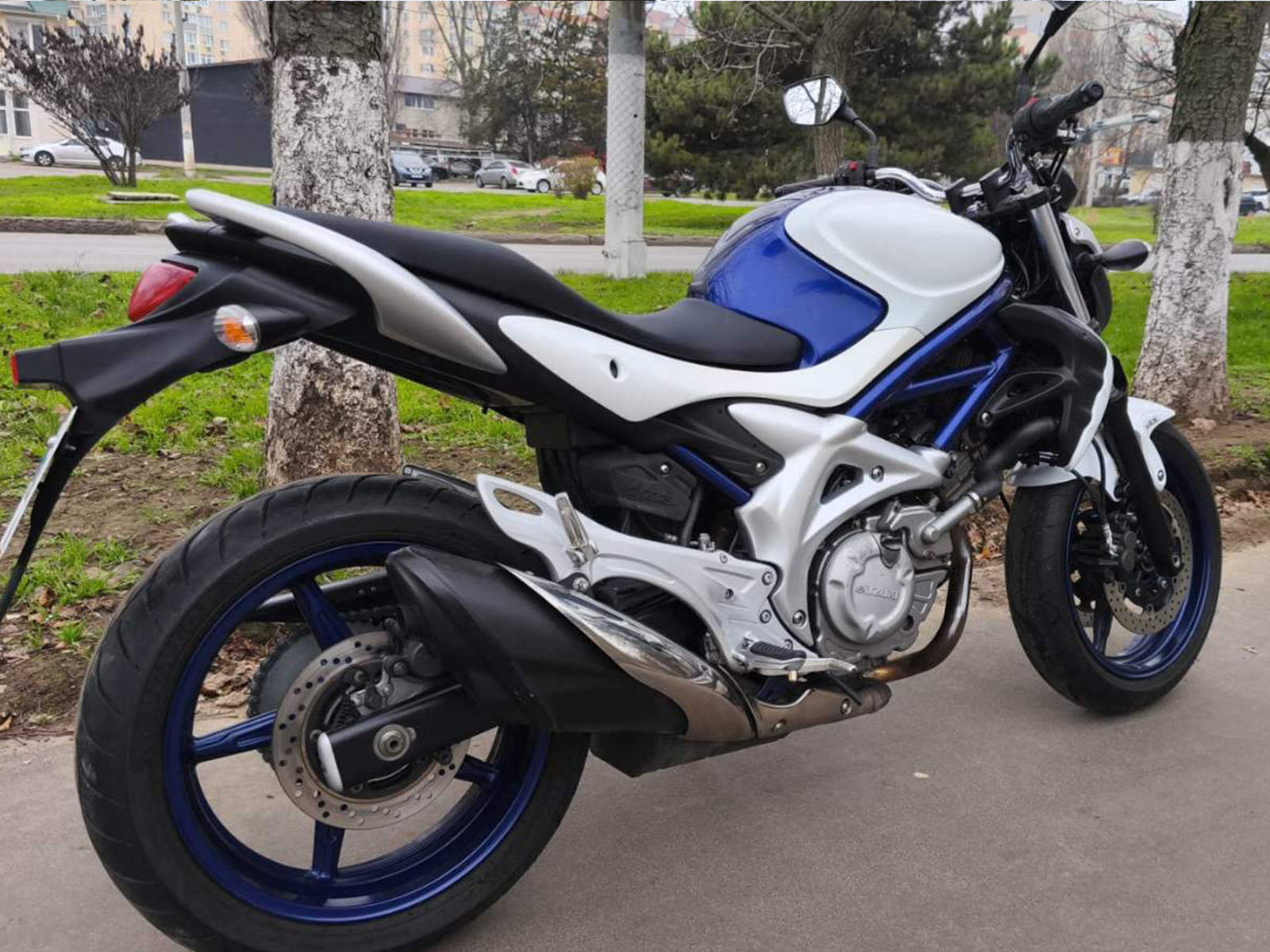 Мотоцикл Suzuki Gladius SFV 400 ABS 2010 фото :: Мотосалон MotoHit - мотоцикли, екіпірування, запчастини.