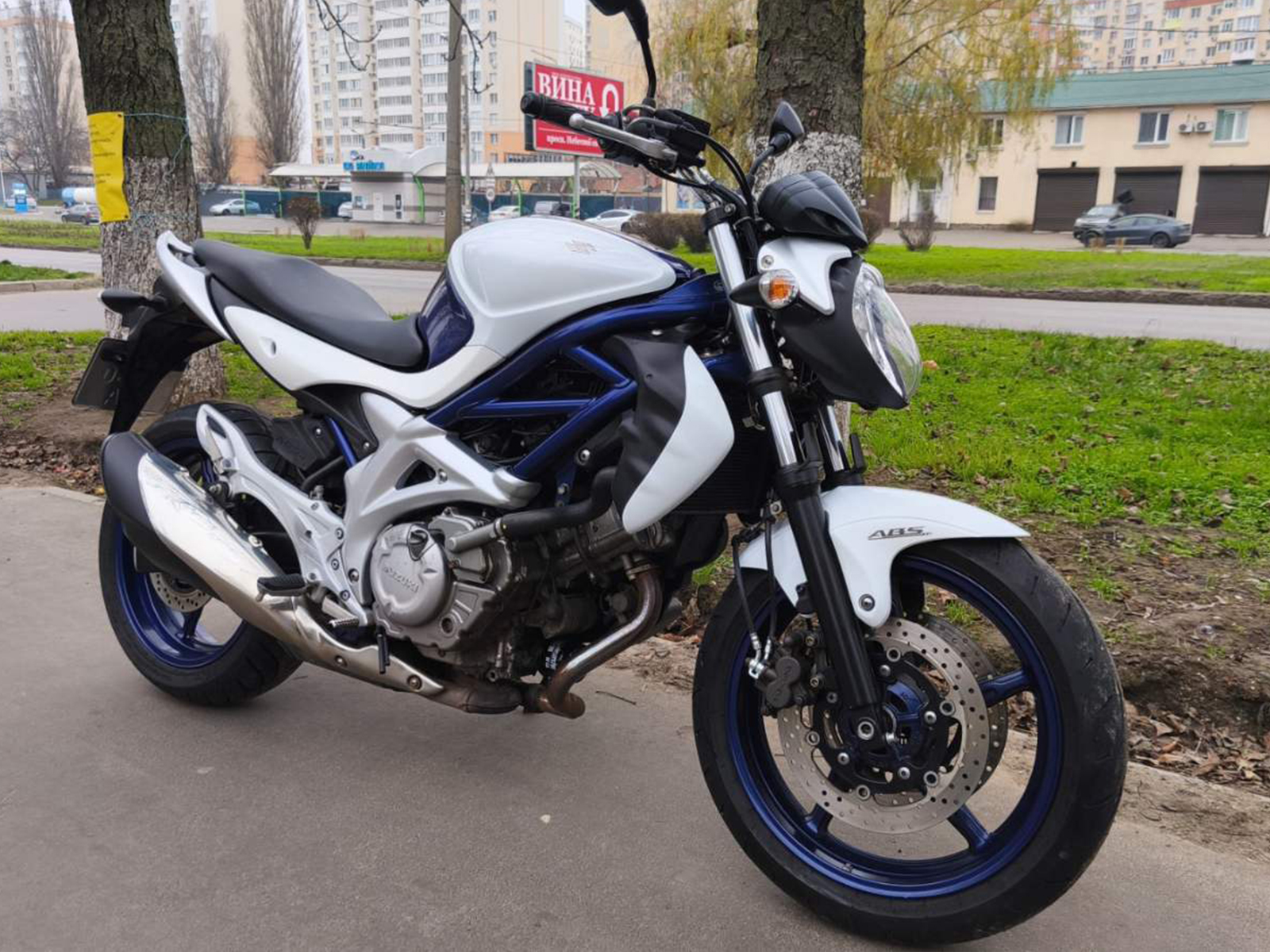 Мотоцикл Suzuki Gladius SFV 400 ABS 2010 фото :: Мотосалон MotoHit - мотоцикли, екіпірування, запчастини.