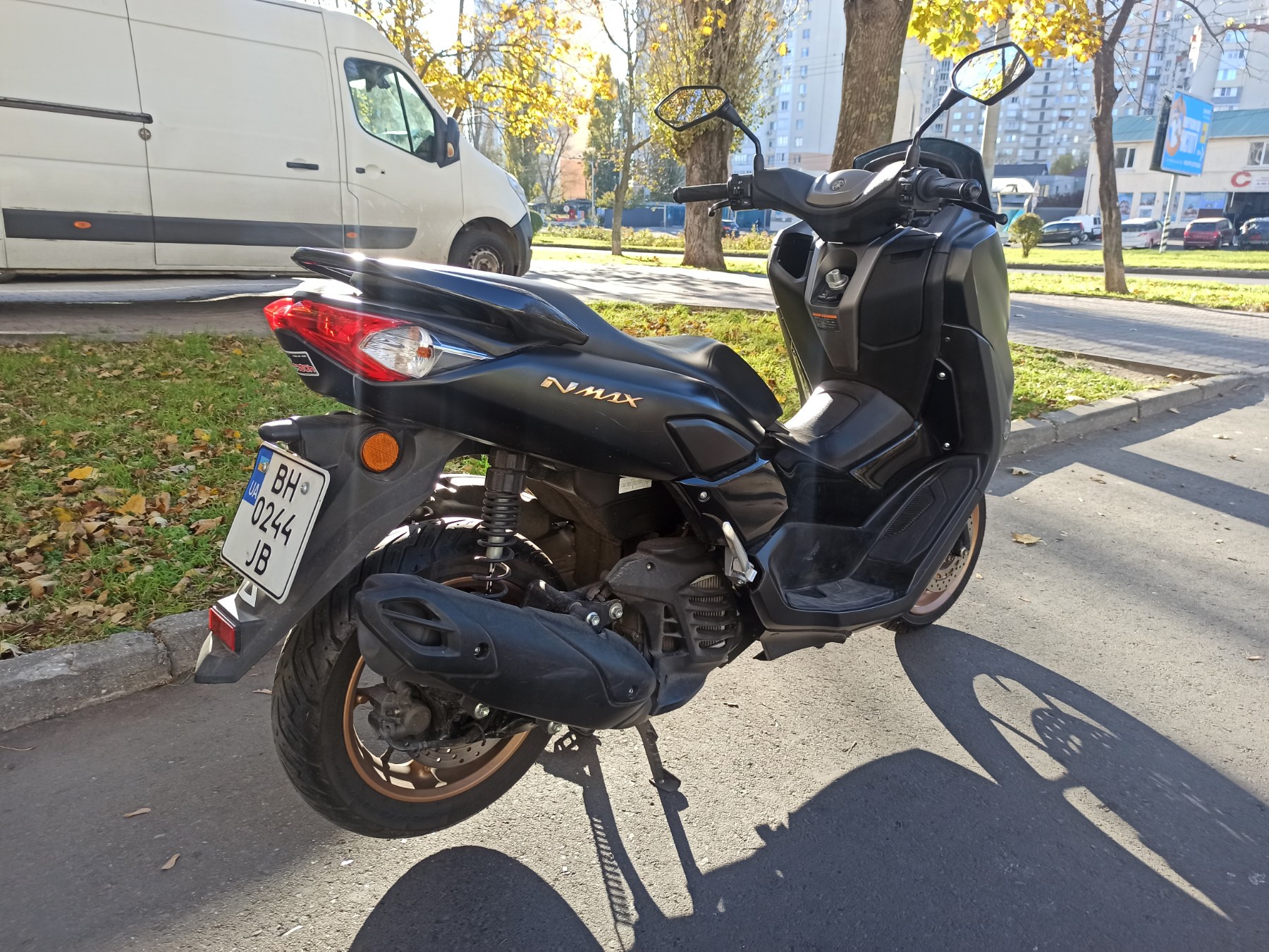 Максі скутер  Yamaha N-Max 125 2021 фото :: Мотосалон MotoHit - мотоцикли, екіпірування, запчастини.