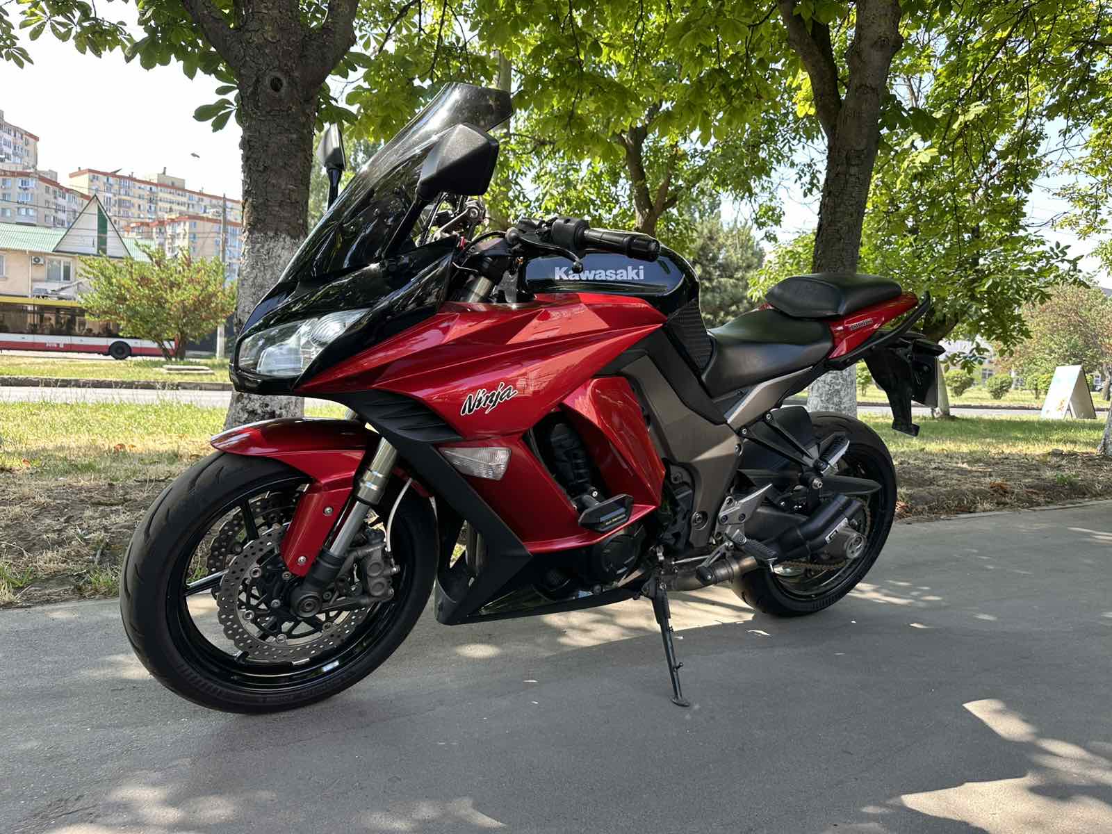 Kawasaki Ninja Z1000SX 2010 фото. Мотосалон МотоХит - мотоциклы, экипировка, запчасти.