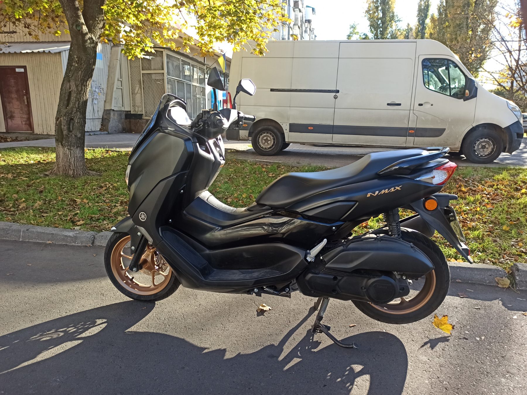 Максі скутер  Yamaha N-Max 125 2021 фото :: Мотосалон MotoHit - мотоцикли, екіпірування, запчастини.