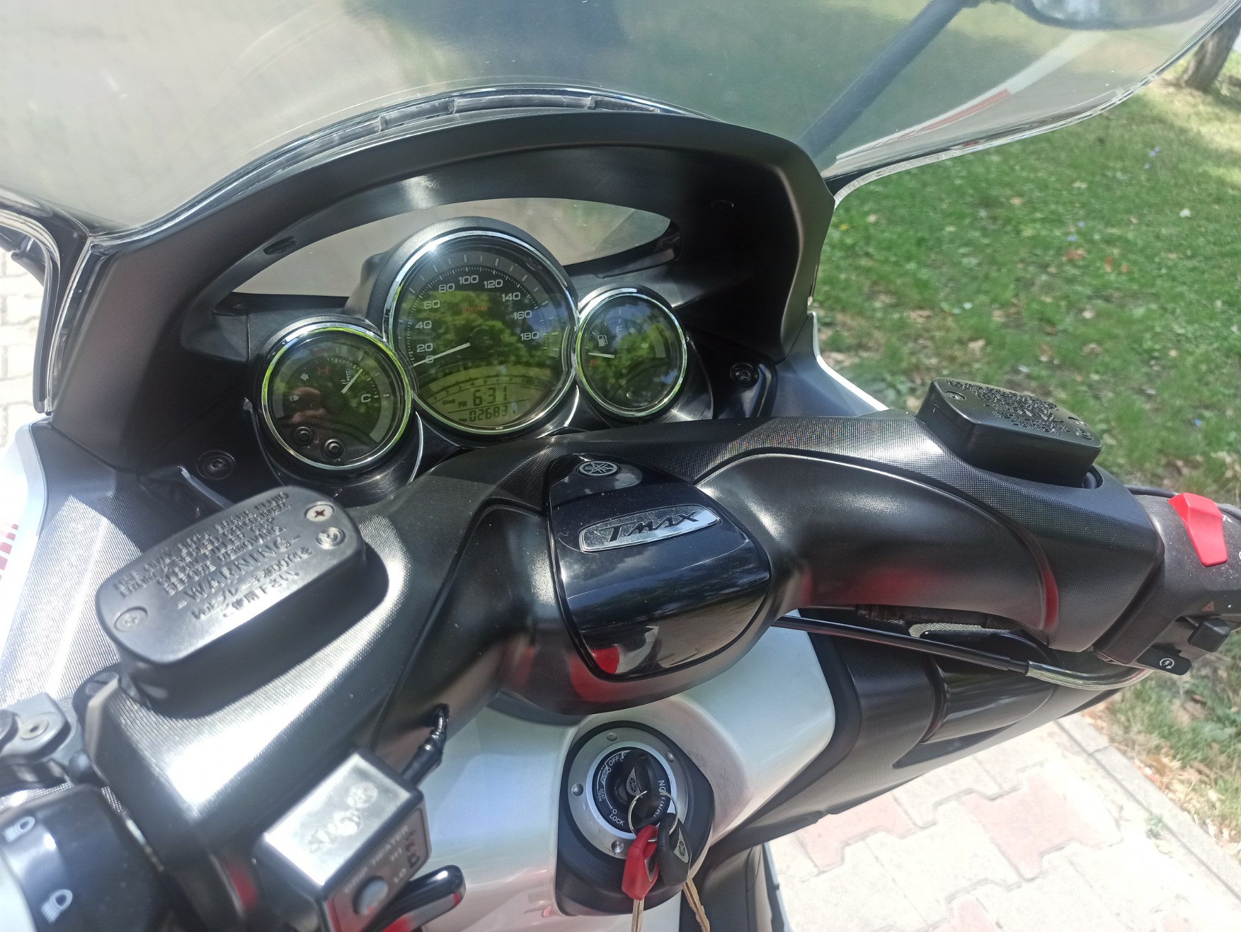 Yamaha T-Max 500 2011 фото :: Мотосалон MotoHit - мотоцикли, екіпірування, запчастини.