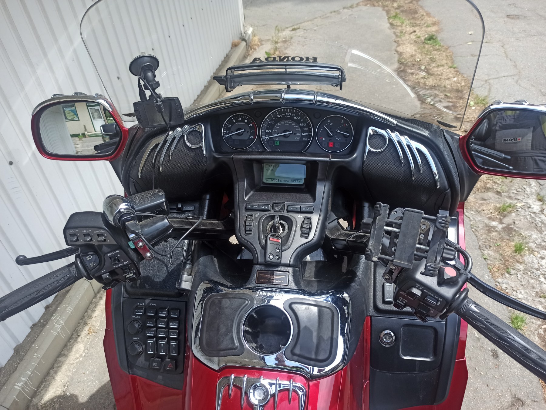 Мотоцикл Honda GoldWing 1800 2013 фото. Мотосалон МотоХит - мотоциклы, экипировка, запчасти.